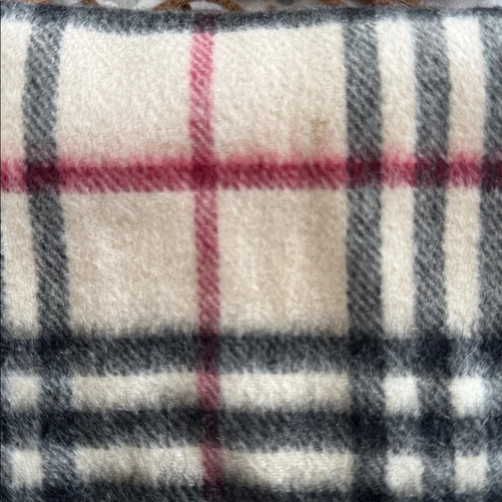 Burberry cashmere scarf - Picture 9 of 9